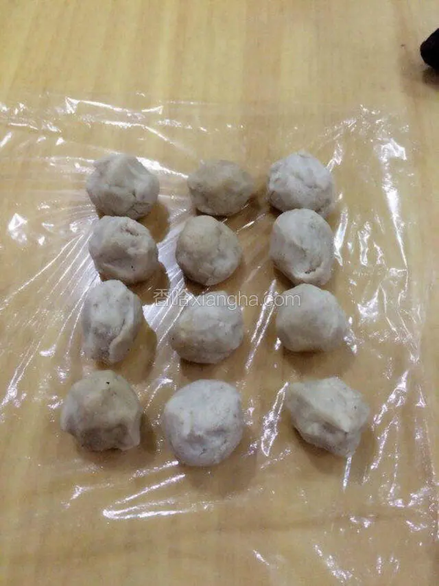 把莲蓉也分成十二等份。