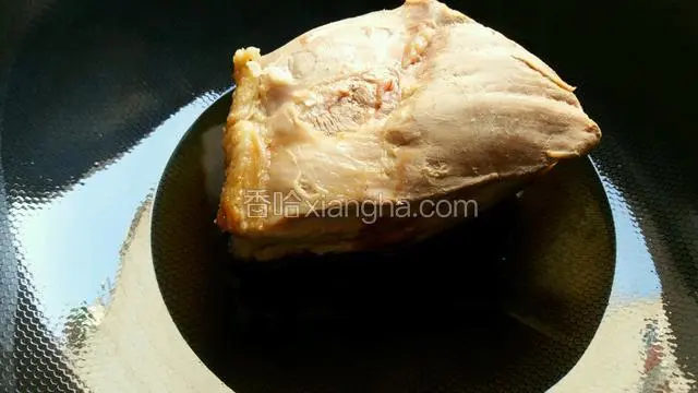 中火起锅下花生油，将五花肉皮朝下炸制。