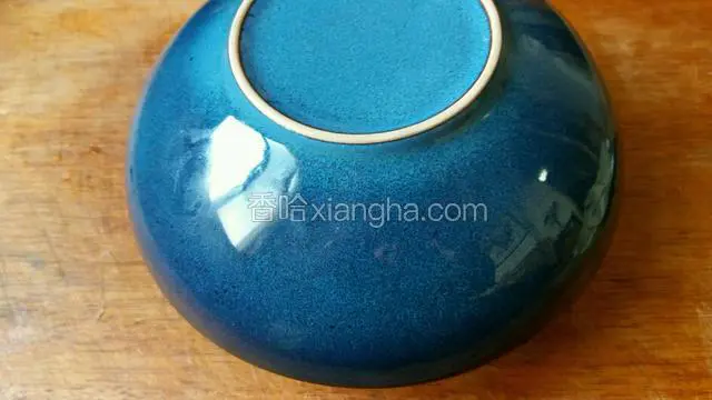取出蒸好的菜滗出汤汁，拔出部分梅菜，整好形用盛碗扣上。