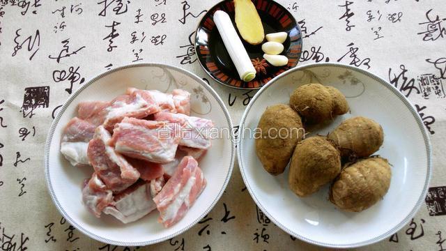 准备食材（排骨请卖家给斩成六七公分长的段）