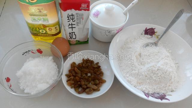 把食材称重，葡萄干提前用水泡一下擦干水份，低粉和泡打粉混合均匀。