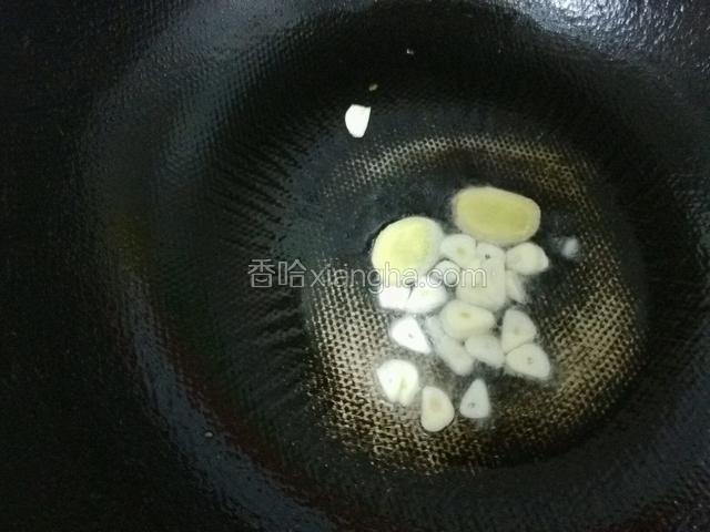 另起锅加少许油，蒜姜爆锅。