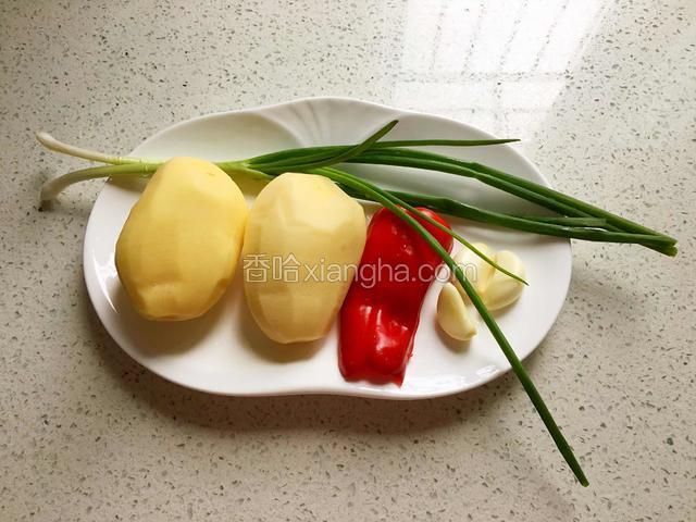 备好图中食材。土豆削皮洗净，红椒、蒜、葱洗净。