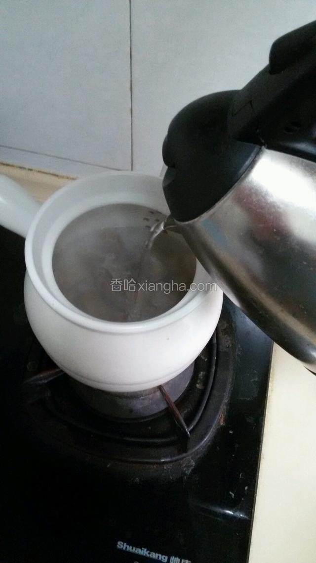 倒入热水（水的量自己掌控就好），小火慢炖1小时左右