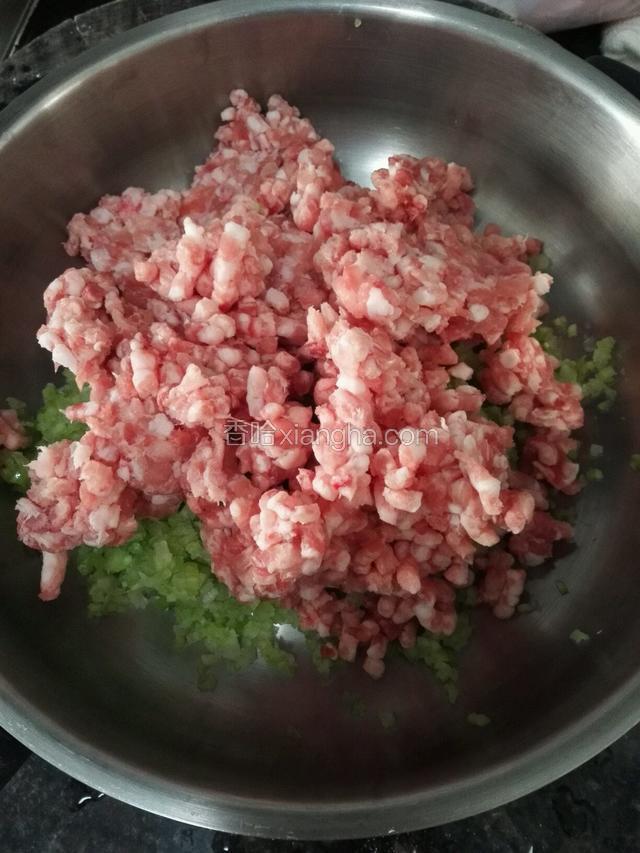 准备好肉馅，前腿肉做馅最好，肉质嫩，肥少瘦肉多，