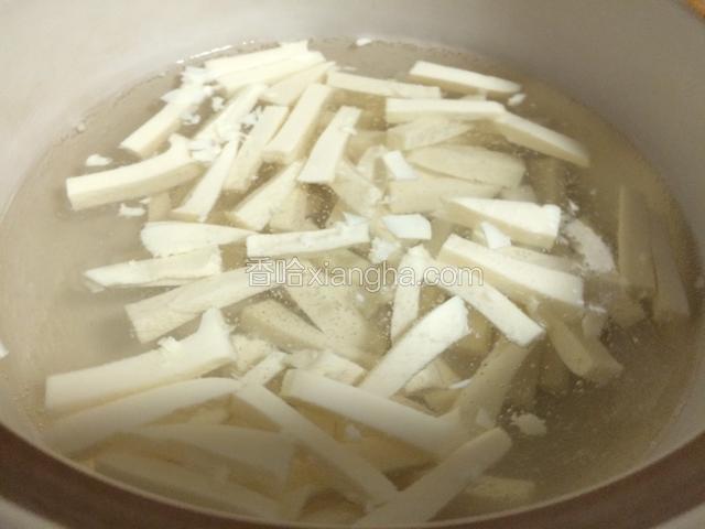 砂锅放适量清水，点火，待锅底有很多气泡时把内酯豆腐改刀成小条状，放在里面；