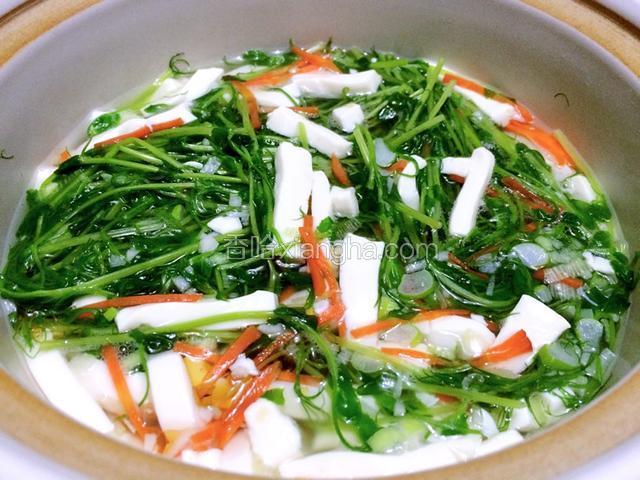 调入盐和牛肉粉，水淀粉勾芡关火，吃之前滴几滴香油；