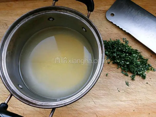 小米洗净提前泡半小时，油菜叶洗净切碎备用