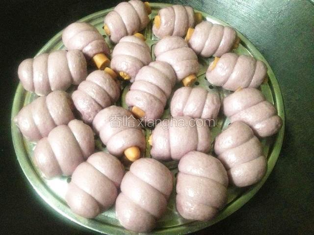 15分钟后,关火.再虚蒸5分钟,揭盖,胖嘟嘟的紫薯火腿肠花卷完成了！