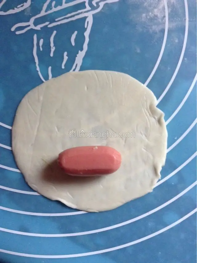 把烤肠放在饺子皮上。