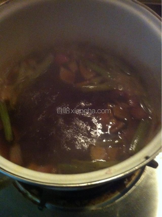 锅里放洋葱，芹菜，香菜加200ml水，蚝油，老抽，黑胡椒，白胡椒，糖，盐，黄酒煮3至4分钟。