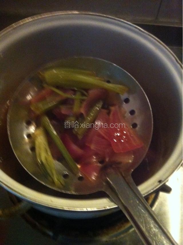 煮好后捞出芹菜，洋葱，香菜。