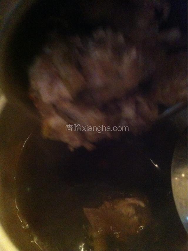 将羊排加入捞汁中大火煮开即可。