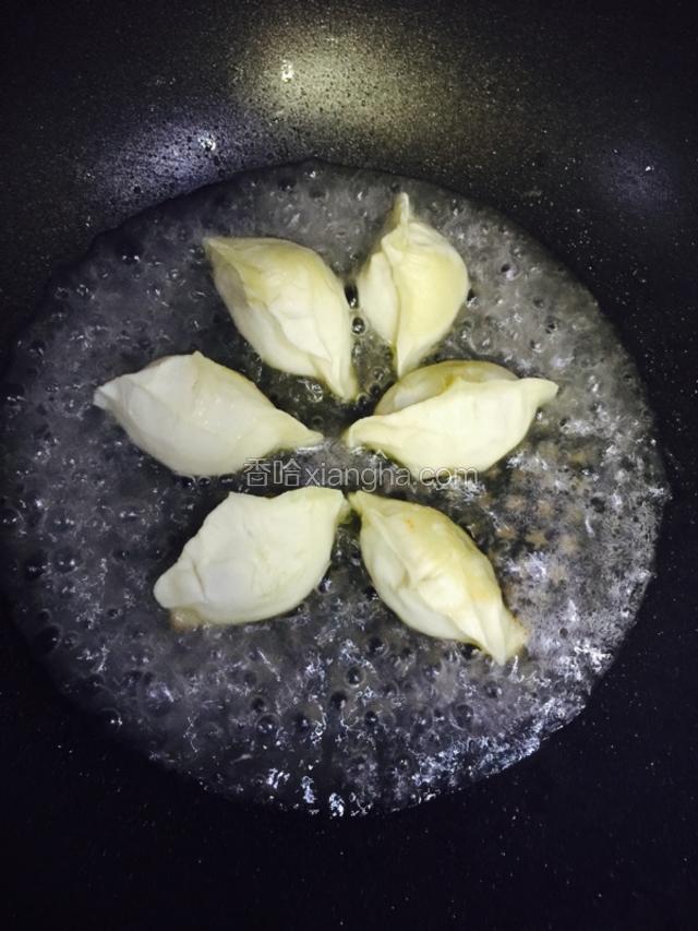 加入没过水饺三分之一高度的水即可