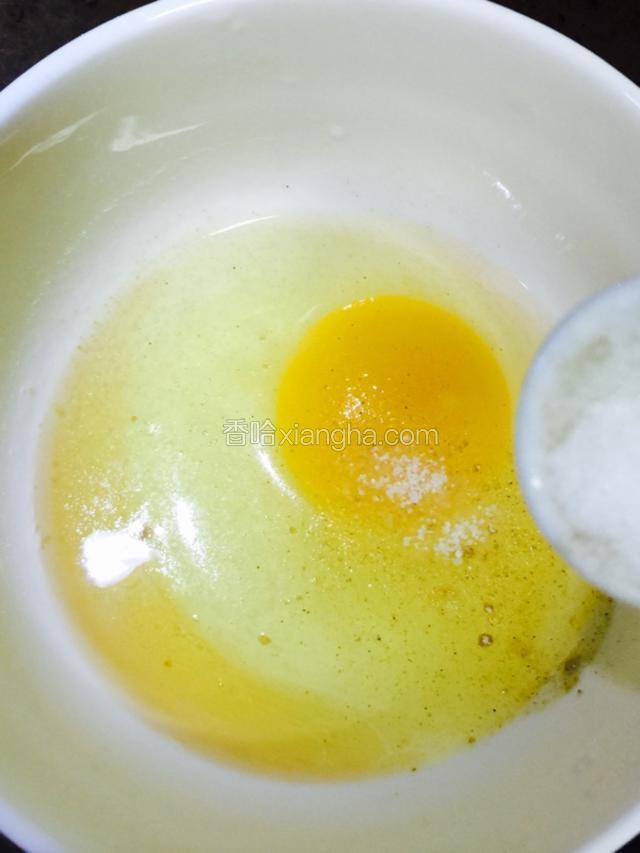 烧制水饺的时候打一个鸡蛋，加入少许盐、胡椒粉打匀