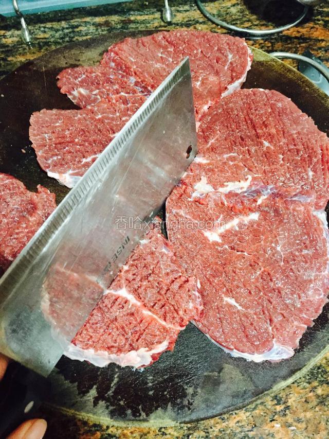 牛肉切开两半，用刀背敲松牛肉