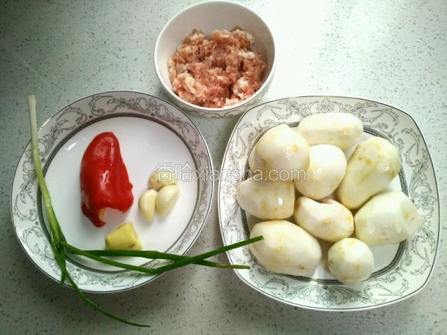 备好图中食材。香芋削皮洗净，红辣椒、姜、蒜、葱洗净、肉末。