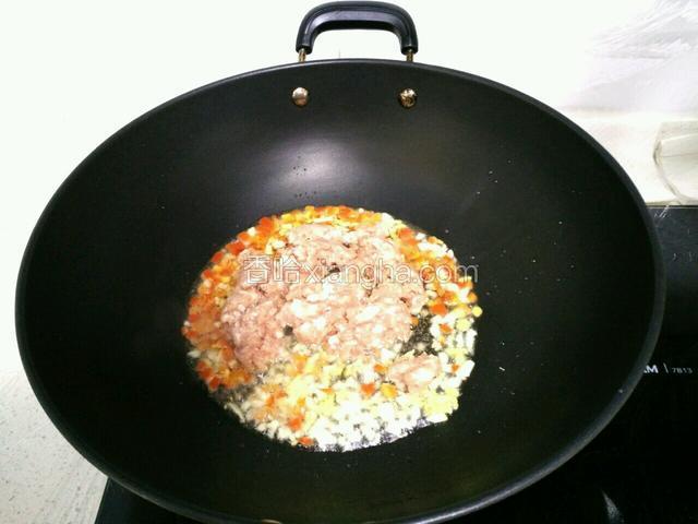 倒进肉末。