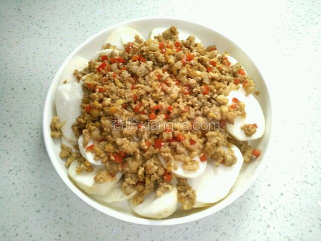 炒好后，倒在香芋上面。