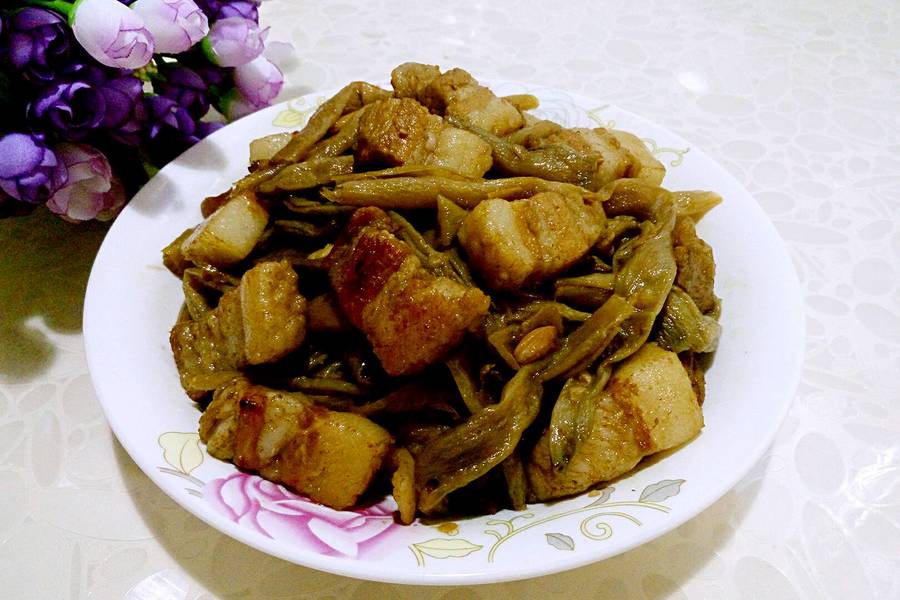 五花肉炖干豆角