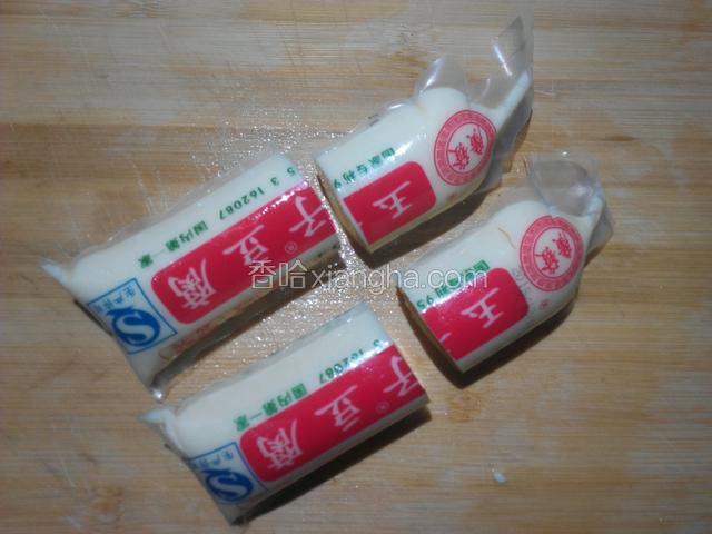 豆腐在中间切开