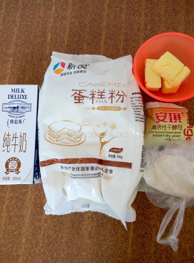 准备食材，分量称重，黄油室温软化，用手按凹就行