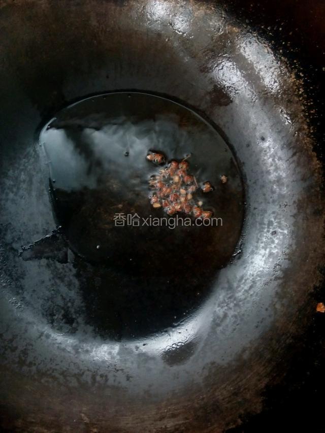 醒面团的期间，我们做花椒油。锅中加适量食用油，花椒，把油烧开，待花椒炸出香味即可