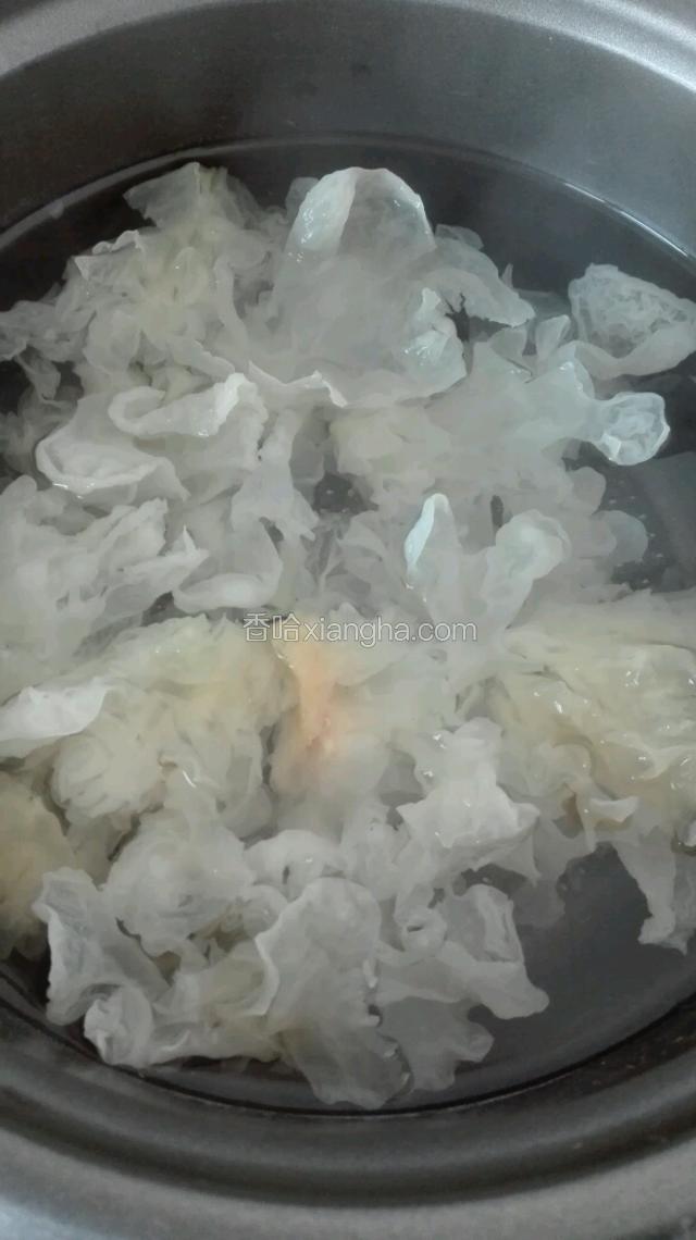 水烧开后，倒入沥干水的银耳。