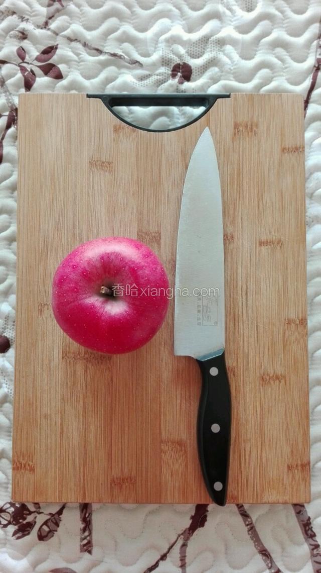 随即将苹果洗净削皮切成小块状。