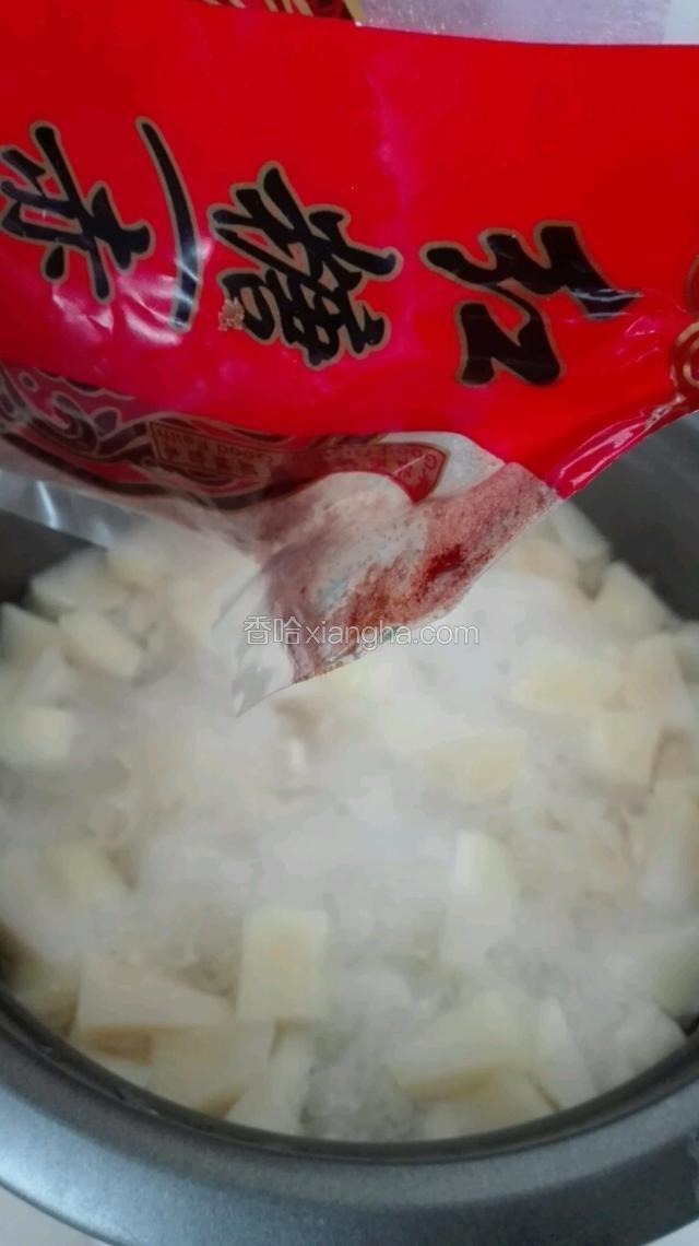 当苹果银耳共同煮约30分钟，倒入适量红糖，均匀搅拌。