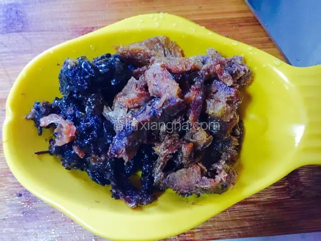 豆豉鲮鱼罐头打开取出豆豉，鲮鱼切小段。