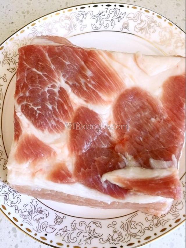 五花肉500克左右，宽度最好在15厘米左右。