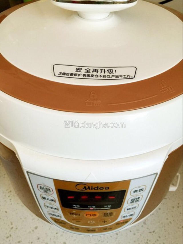 放入电压力锅按煮肉档将肉煮熟。