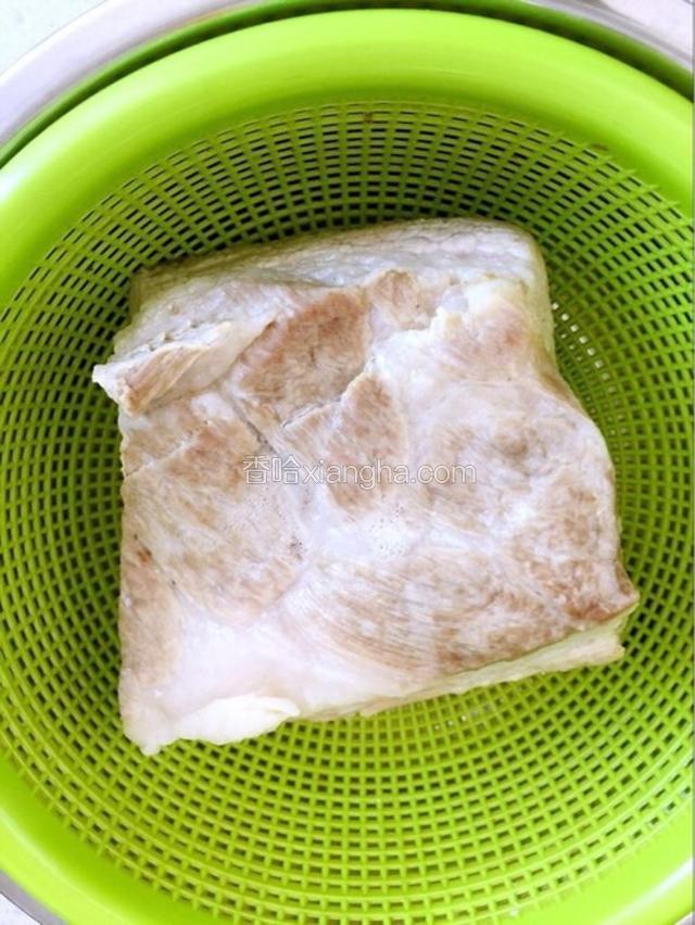 将肉捞出控干水分。