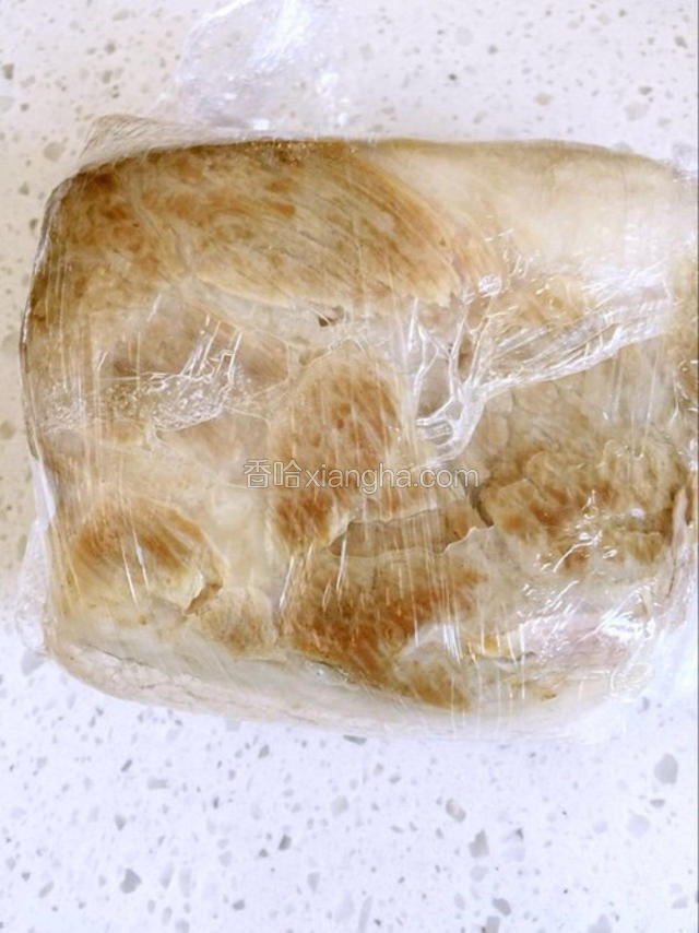 用保鲜膜将肉包好放入冰箱冷藏两小时。 