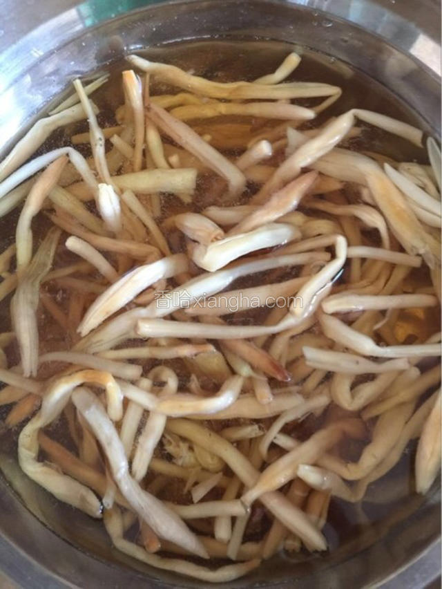 黄花菜洗净用温水泡二十分钟左右将其泡软，控干水分备用。