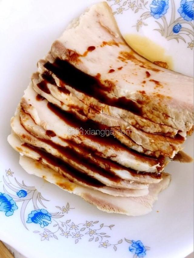取一大碗将肉片放在碗里注意要肉皮朝下，在肉上面倒入一汤勺酱油。