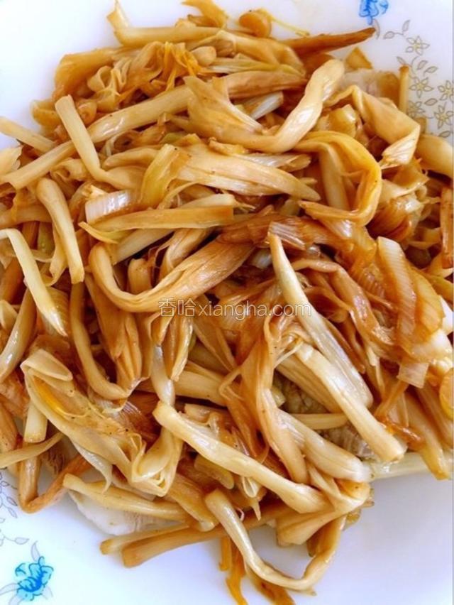 将炒好的黄花菜放在五花肉的上面。