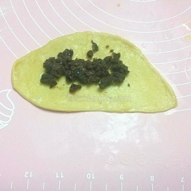 把三个小面团分开擀成长形面皮，放入红豆馅