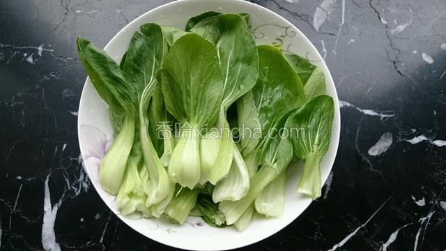 把青菜一棵一棵的掰开放置盘中