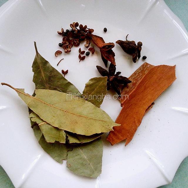 桂皮 香叶 花椒 大料备用。