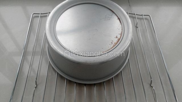 出炉后立刻倒扣在烤网上，晾凉后脱去模具。