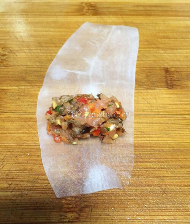 把馅料放在萝卜片上，卷起来