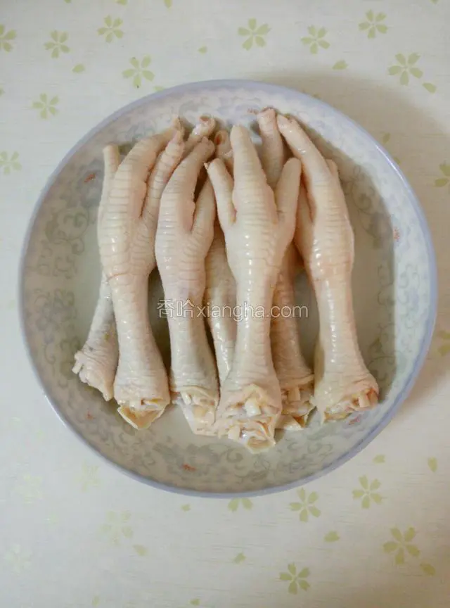 鸡脚洗干净，去“指甲”