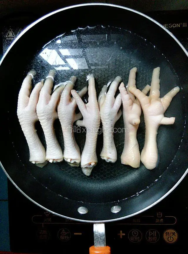 锅中加入适量的清水，大火煮开，放入鸡脚，煮1分钟