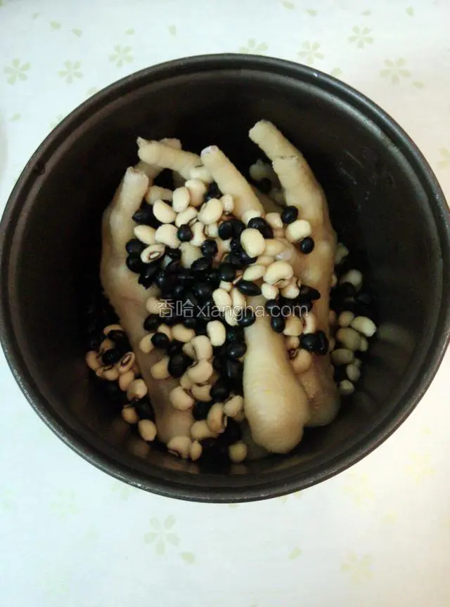 加入黑豆，眉豆，姜。