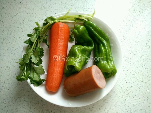 备好图中食材。青椒、胡萝卜、香菜洗净，培根。