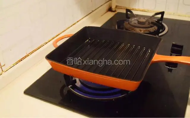 用手轻轻按压肉的表面使调料嵌入肉中。
在脂肪层附近涂抹调味料。
将橄榄油均匀涂摸在牛肉表面
加热平底锅或烧烤国，待其冒烟。