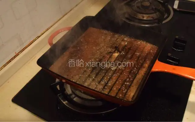 出锅后，直接加入少许水，
