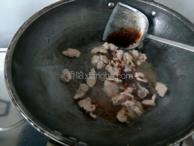 锅热油，爆炒肉片，加料酒，生抽，老抽